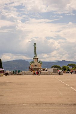 Florence, İtalya - 25 Haziran 2018: Michelangelo David 'in Floransa' daki Piazzale Michelangelo Meydanı 'ndaki heykelinin turistleri