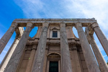 Roma, İtalya - 24 Haziran 2018: Roma 'daki Palatine Hills, Roma Forumu' ndaki Antoninus ve Faustina Tapınağının antik kalıntıları