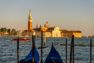 Venedik, İtalya - 30 Haziran 2018: Venedik, İtalya 'da arka planda Saint Mark Meydanı ve San Giorgio di Maggiore Kilisesi' nin demirlediği Gondolas