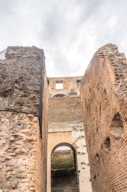 Roma, İtalya - 23 Haziran 2018: Roma Kolezyumu 'nun (Kolezyum, Colosseo) iç kesimi, Flavian Amfitiyatrosu olarak da bilinir. Ünlü dünya simgesi. Manzaralı şehir manzarası.