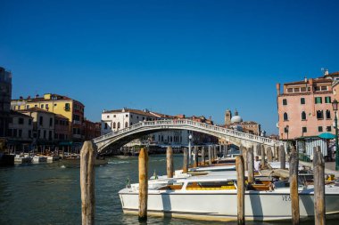 Venedik, İtalya - 30 Haziran 2018: Venedik, İtalya 'daki büyük kanal üzerindeki köprüde yürüyen insanlar