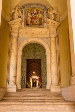 Vatikan Şehri, İtalya - 23 Haziran 2018: Vatikan şehrinde bir kapının önünde duran İsviçreli muhafız