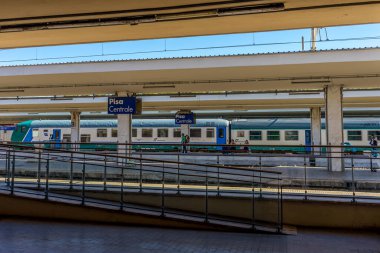 Pisa, İtalya - 25 Haziran 2018: Pisa merkez tren istasyonu, İtalya