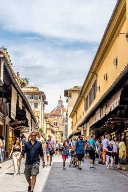 Floransa, İtalya - 25 Haziran 2018: İtalya 'nın Floransa kentindeki Arno Nehri üzerindeki Ponte Vecchio köprüsünde yürüyen turistler