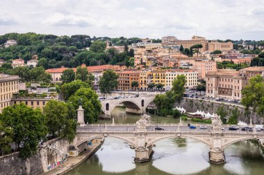 Roma, İtalya - 23 Haziran 2018: Tiber nehri ve köprüsü ile Roma şehri Hadrian Anıtmezarı Castel Sant Angelo 'dan izlendi
