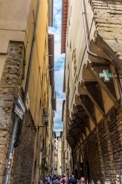 Floransa, İtalya - 25 Haziran 2018: Floransa, İtalya 'nın dar sokaklarında yürüyen turistler