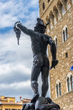 Florence, İtalya - 25 Haziran 2018: Benvenuto Cellini 'den Perseus Loggia dei Lanzi Piazza della Signoria' da Medusa 'nın lideriyle birlikte İtalya' nın Floransa kentinde