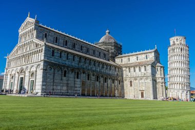 Pisa, İtalya - 25 Haziran 2018: İtalya 'nın Toskana kentindeki Camposanto mezarlığı Piazza del Miracoli Duomo Meydanı' ndaki eğimli sidik kulesi