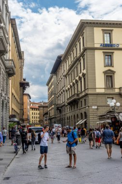 Floransa, İtalya - 25 Haziran 2018: Floransa, İtalya 'nın dar sokaklarında yürüyen turistler