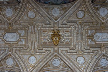 Vatikan Şehri, İtalya - 23 Haziran 2018: Vatikan 'da Aziz Peter Bazilikası' nın tavan kubbesindeki dekorasyon