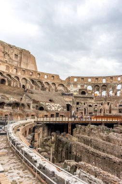 Roma, İtalya - 23 Haziran 2018: Roma Kolezyumu 'nun (Kolezyum, Colosseo) iç kesimi, Flavian Amfitiyatrosu olarak da bilinir. Ünlü dünya simgesi. Manzaralı şehir manzarası.