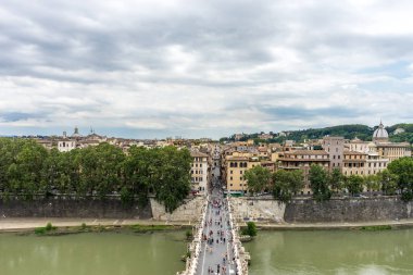 Roma, İtalya - 23 Haziran 2018: Tiber nehri ve köprüsü ile Roma şehri Hadrian Anıtmezarı Castel Sant Angelo 'dan izlendi