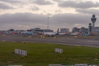 Amsterdam, Schiphol - 22 Haziran 2018: Schiphol havaalanı kontrol kulesi