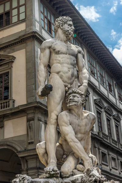 Florence, İtalya - 25 Haziran 2018: İtalya 'nın Floransa kentinde bulunan Piazza della Signoria' daki Palazzo Vecchio