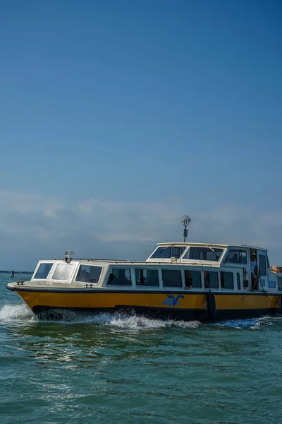 Velence Olaszország Július 2018 Alilaguna Yellow Taxi Boat Venice Italy — Stock Fotó