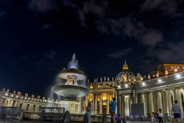 Cidade Vaticano Itália Junho 2018 Fonte Água Iluminada Praça São — Fotografia de Stock