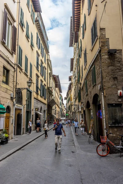 Florencia Italia Junio 2018 Turistas Caminando Por Las Estrechas Calles —  Fotos de Stock