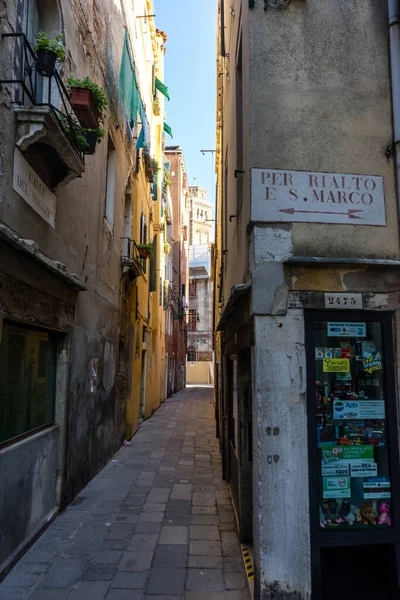 ヴェネツィア イタリア 6月2018 ヴェネツィア イタリアの狭い通りにリアルトさんマルコあたりへの道 — ストック写真