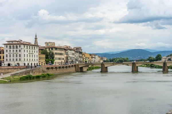 イタリア フィレンツェ 2018年6月25日 フィレンツェの街並みと街並みをイタリア アルノ川に望む — ストック写真
