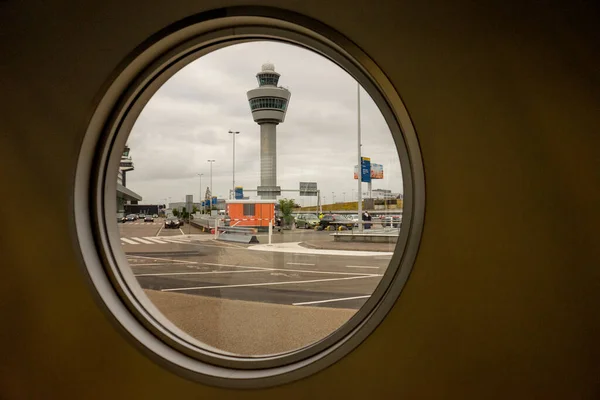 Amsterdam Schiphol Junho 2018 Torre Aeroporto Vista Através Uma Janela — Fotografia de Stock