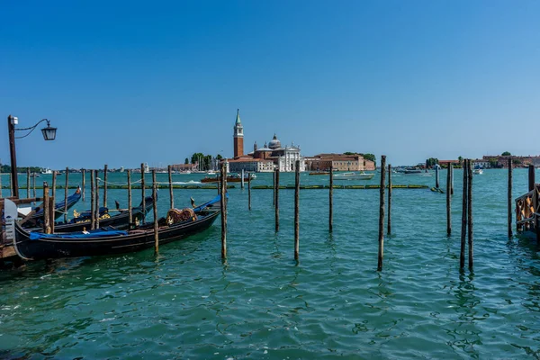 Venedig Italien Juli 2018 Gondolas Förtöjd Markusplatsen Med San Giorgio — Stockfoto