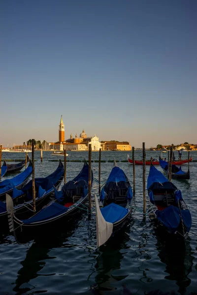 Venedig Italien Juni 2018 Gondolas Förtöjd Markusplatsen Med San Giorgio — Stockfoto