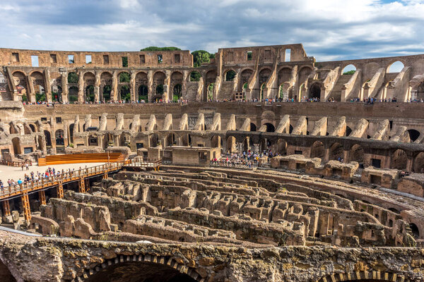 Рим, Италия - 23 июня 2018 года: Интерьер Римского Колизея (Колизей, Колизей), также известного как Флавианский Амфитеатр. Знаменитая достопримечательность мира. Живописный городской пейзаж.