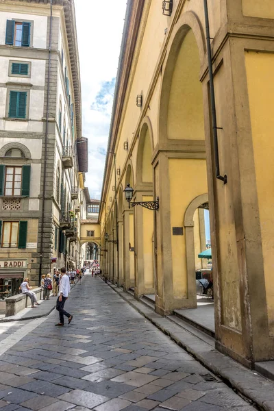 Florencia Italia Junio 2018 Turistas Estrecha Calle Empedrada Florencia Italia —  Fotos de Stock