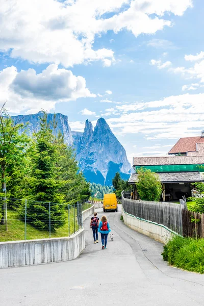 Seiser Alm Itálie Června 2018 Turisté Procházející Seiser Alm Sassolungo — Stock fotografie