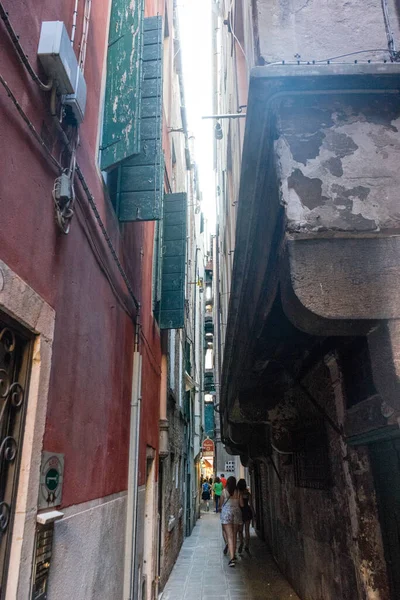 Veneza Itália Junho 2018 Pessoas Andando Pelas Ruas Estreitas Veneza — Fotografia de Stock