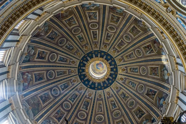 Vatikanstaten Italien Juni 2018 Dekoration Taket Kupolen Peterskyrkan Peterstorget Vatikanstaten — Stockfoto