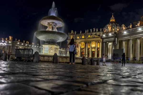 Cidade Vaticano Itália Junho 2018 Fonte Água Iluminada Praça São — Fotografia de Stock