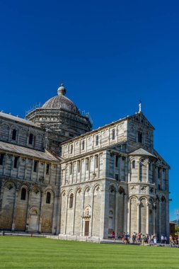 Pisa, İtalya - 25 Haziran 2018: İtalya 'nın Toskana kentindeki Camposanto mezarlığı Piazza del Miracoli Duomo Meydanı' ndaki eğimli sidik kulesi