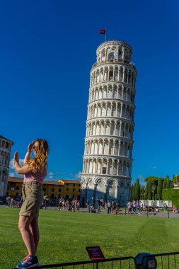 Pisa, İtalya - 25 Haziran 2018: İtalya 'nın Toskana kentindeki Pisa kulesinde turistler