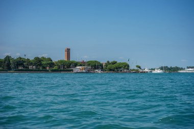 Venedik, İtalya - 01 Temmuz 2018: İtalya 'daki büyük kanal boyunca Venedik' in şehir ve kasaba manzarası