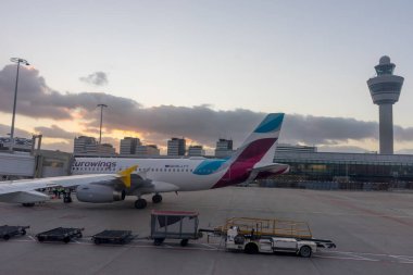 Amsterdam, Schiphol - 22 Haziran 2018: Eurowings uçağı Schiphol havaalanında