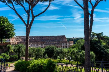 Roma, İtalya - 24 Haziran 2018: Flavian Amfitiyatrosu olarak da bilinen Büyük Roma Kolezyumu (Kolezyum, Colosseo)