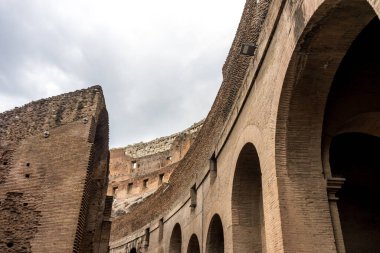 Roma, İtalya - 23 Haziran 2018: Roma Kolezyumu 'nun (Kolezyum, Colosseo) iç kesimi, Flavian Amfitiyatrosu olarak da bilinir. Ünlü dünya simgesi. Manzaralı şehir manzarası.
