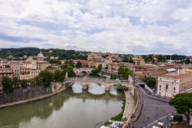 Roma, İtalya - 23 Haziran 2018: Tiber nehri ve köprüsü ile Roma şehri Hadrian Anıtmezarı Castel Sant Angelo 'dan izlendi