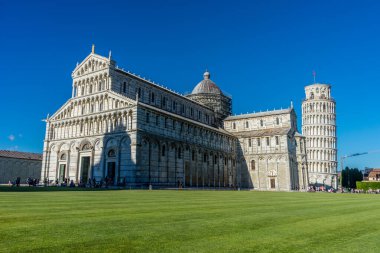 Pisa, İtalya - 25 Haziran 2018: İtalya 'nın Toskana kentindeki Camposanto mezarlığı Piazza del Miracoli Duomo Meydanı' ndaki eğimli sidik kulesi