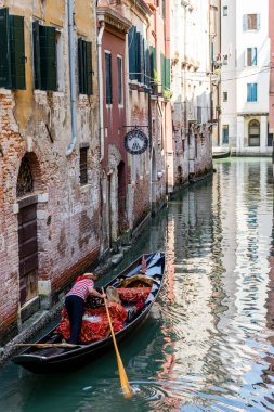 Venedik, İtalya - 01 Temmuz 2018: Venedik, İtalya 'da bir kanaldaki gondollar