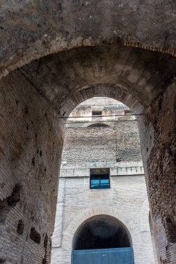 Roma, İtalya - 23 Haziran 2018: Roma Kolezyumu 'nun (Kolezyum, Colosseo) iç kesimi, Flavian Amfitiyatrosu olarak da bilinir. Ünlü dünya simgesi. Manzaralı şehir manzarası.