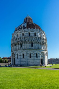 Pisa, İtalya - 25 Haziran 2018: Pisa Baptistery Battistero di Pisa Piazza del Miracoli Duomo Meydanı 'nda, Camposanto mezarlığı, Toskana, İtalya' da sidik kulesi