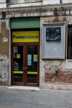 Venedik, İtalya - 01 Temmuz 2018: Venedik, İtalya 'da Sotoportego S.G Eminian ve Poste Italiane postanesi