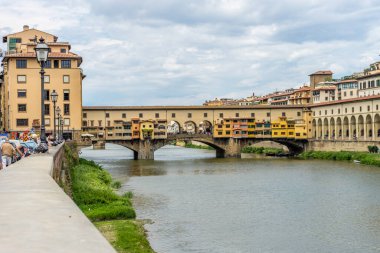 Floransa, İtalya - 25 Haziran 2018: Floransa, İtalya 'daki Arno Nehri üzerindeki Ponte Vecchio
