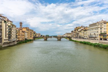 Floransa, İtalya - 25 Haziran 2018: Floransa, İtalya 'da Arno nehri üzerindeki köprü