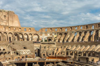 Roma, İtalya - 23 Haziran 2018: Roma Kolezyumu 'nun (Kolezyum, Colosseo) iç kesimi, Flavian Amfitiyatrosu olarak da bilinir. Ünlü dünya simgesi. Manzaralı şehir manzarası.