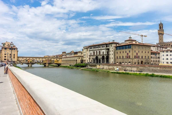 Firenze Olaszország 2018 Június Ponte Vecchio Közelében Sétáló Turisták Arno — Stock Fotó