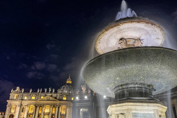 2018年6月23日 梵蒂冈圣彼得广场 Peters Square 的饮水机在夜间被点燃 — 图库照片
