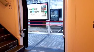 Leiden, Hollanda - 7 Ocak 2019: Hollanda Leiden istasyonundaki Hollanda treninin kapanış kapıları